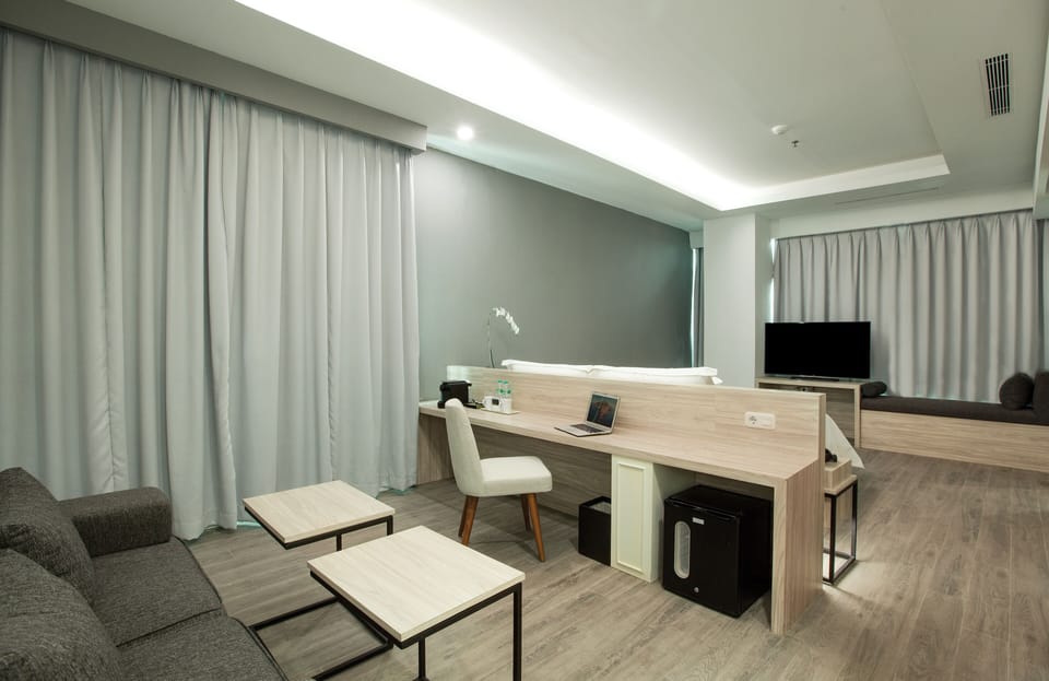 Sparks Suite | In-room safe, desk, laptop workspace, iron/ironing board