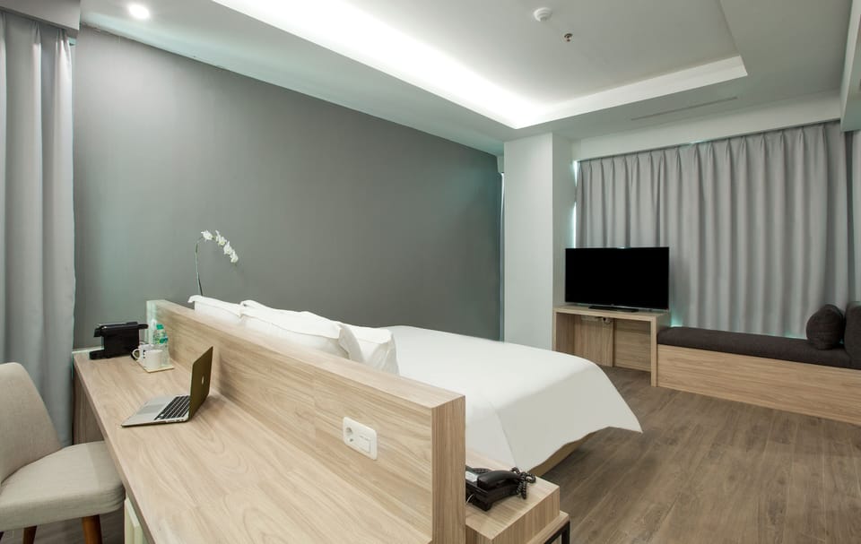 Sparks Suite | In-room safe, desk, laptop workspace, iron/ironing board