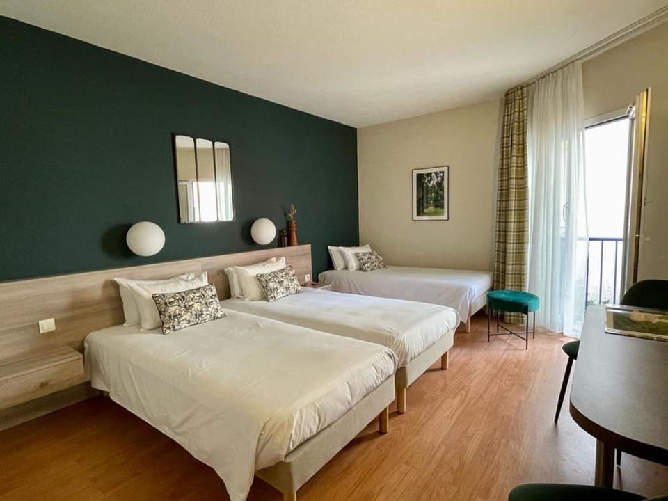Triple Room, 3 Twin Beds, Non Smoking, Balcony | Individually decorated, individually furnished, blackout drapes