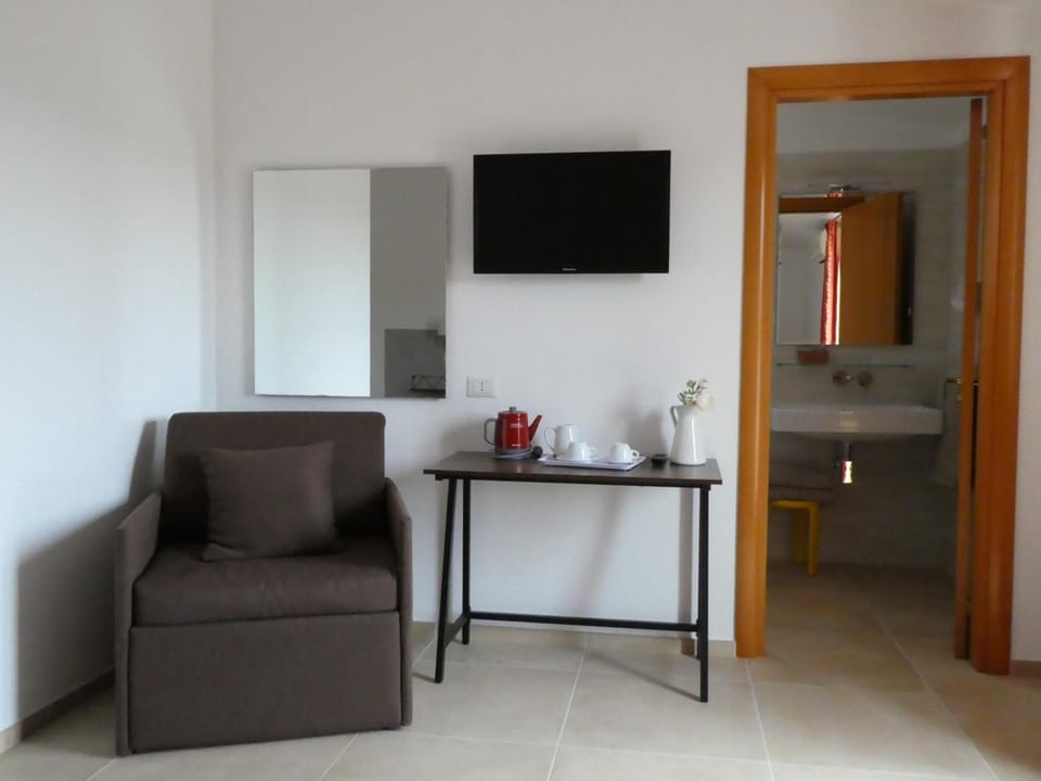 Standard Double Room, Balcony, Garden View | Bathroom | Shower, rainfall showerhead, free toiletries, hair dryer