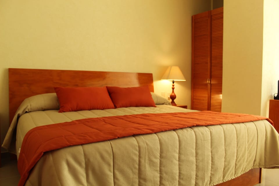 Habitacion Estandar Sencilla | Premium bedding, in-room safe, laptop workspace, blackout drapes