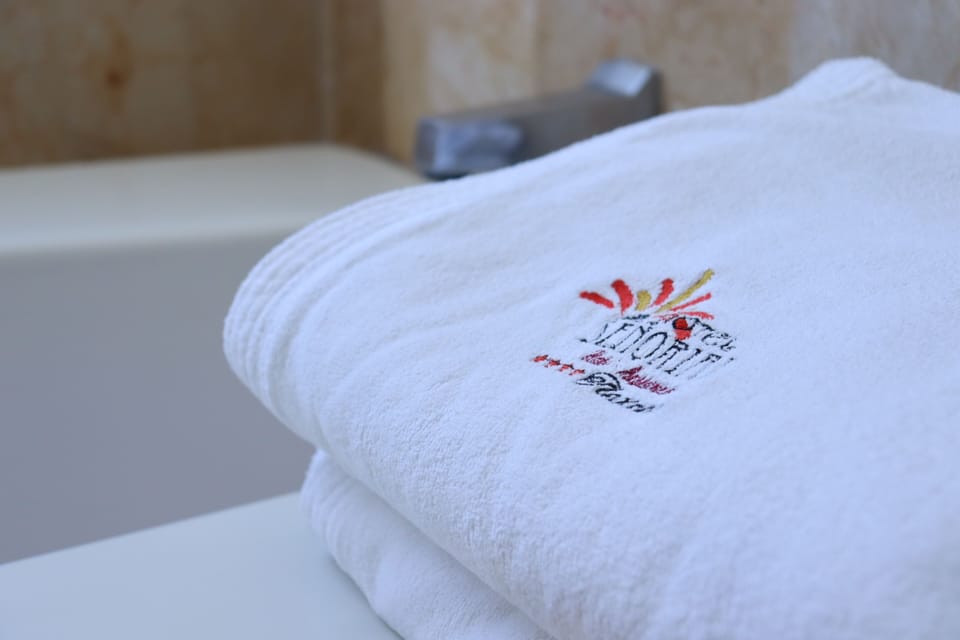 Standard Room, Hot Tub | Bathroom | Shower, rainfall showerhead, free toiletries, hair dryer