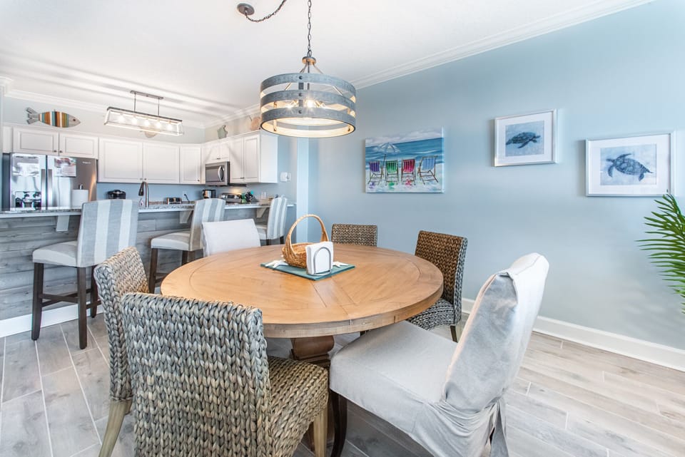Dining room seats 6