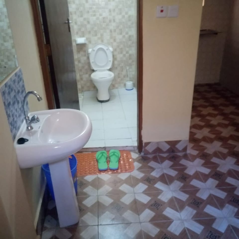 Single Room | Bathroom | Shower, rainfall showerhead, free toiletries, towels
