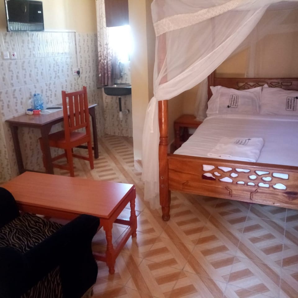 Single Room | Desk, bed sheets