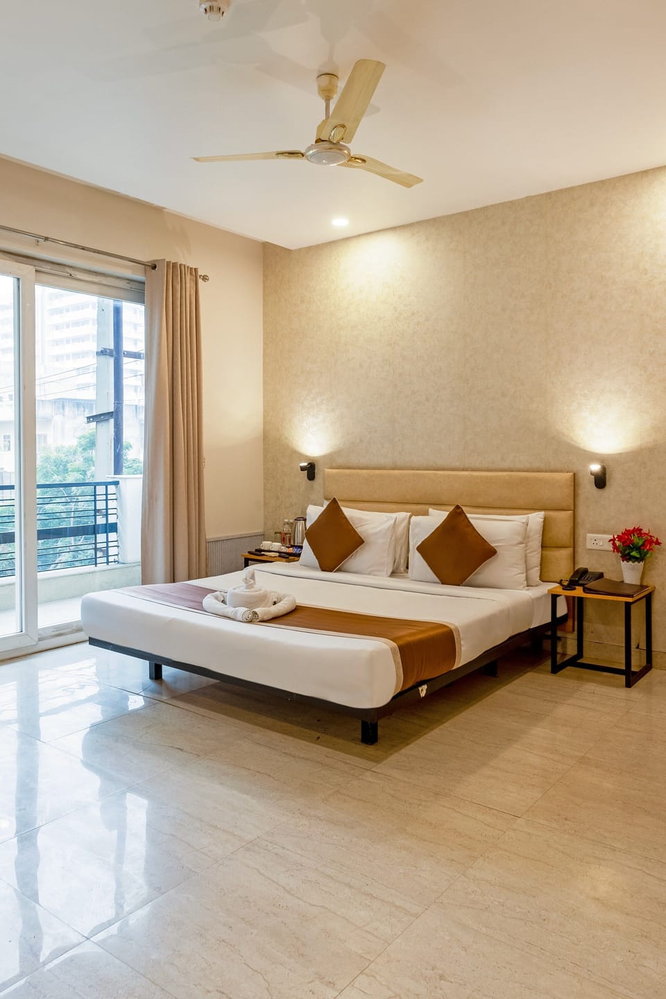 Suite with Balcony | Egyptian cotton sheets, premium bedding, down comforters