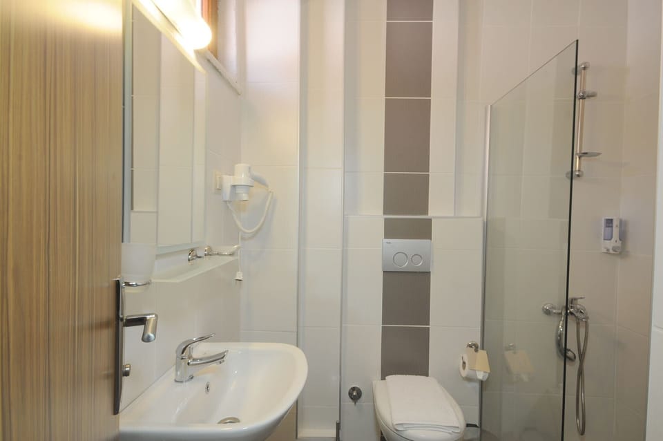 Standard Room | Bathroom | Shower, rainfall showerhead, free toiletries, hair dryer