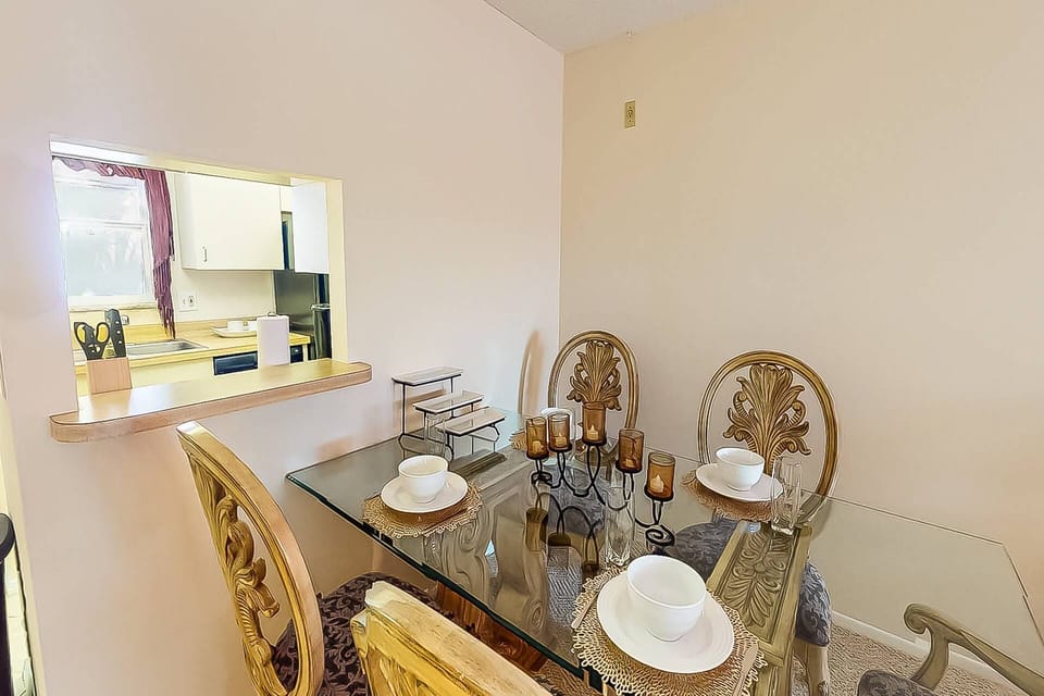 Dining for 4 right off the kitchen.