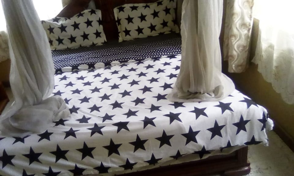 Single Room | Blackout drapes, free WiFi, bed sheets