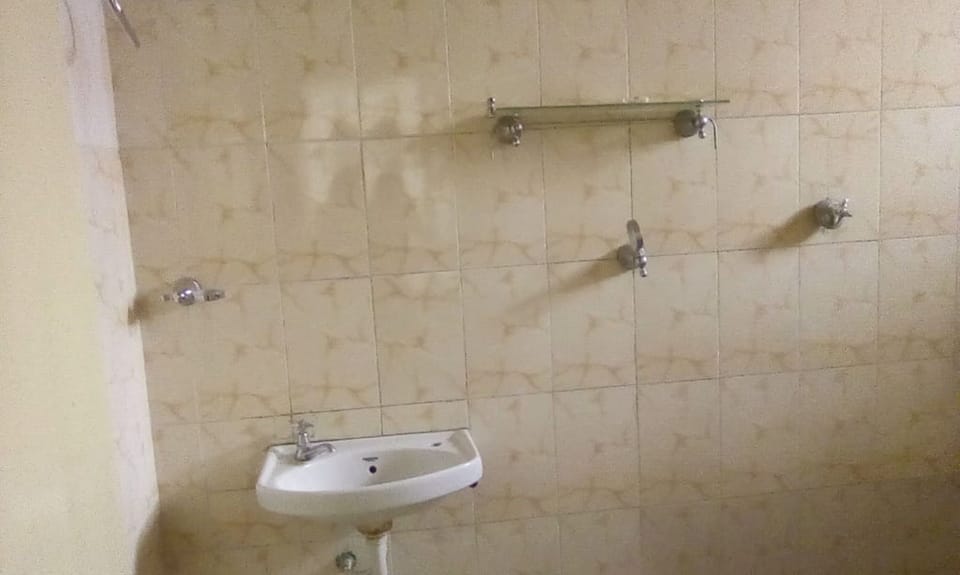 Shower, rainfall showerhead, towels