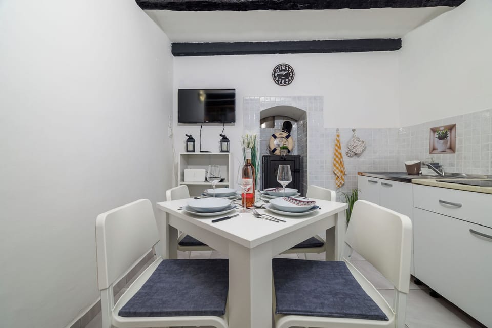 Apartment (A1) | Private kitchen | Fridge, microwave, oven, stovetop