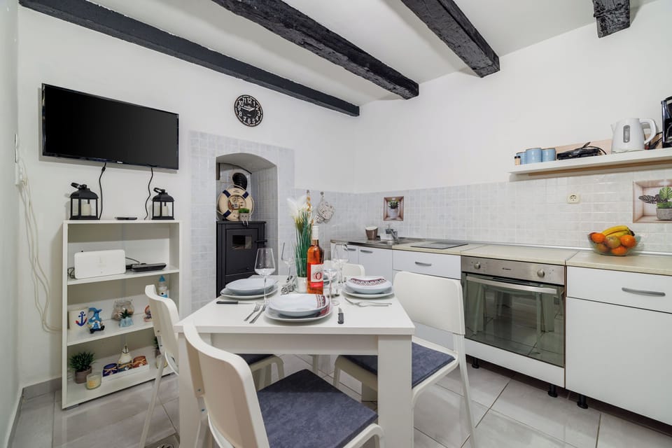 Apartment (A1) | Private kitchen | Fridge, microwave, oven, stovetop