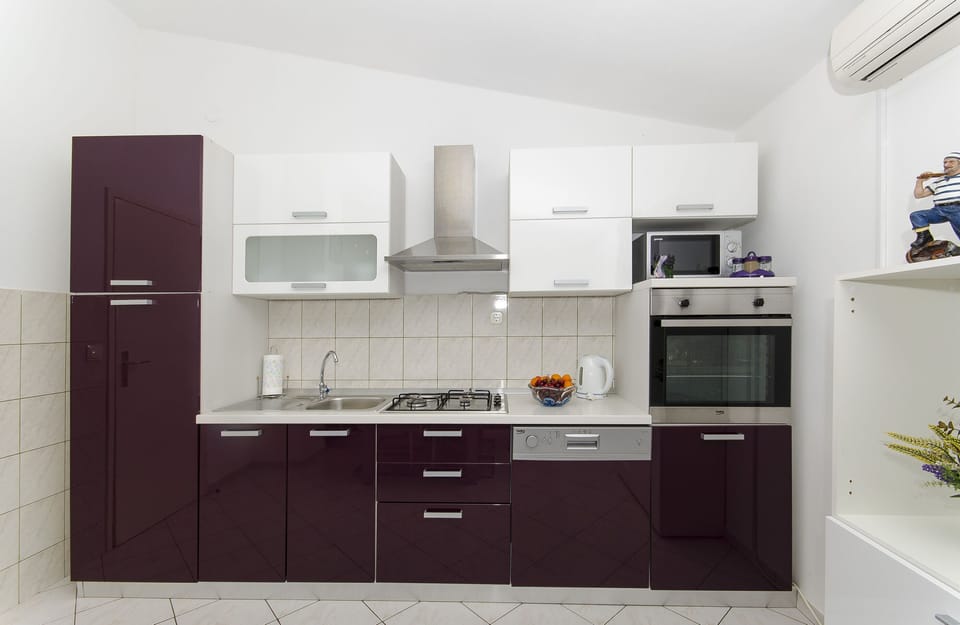 Private kitchen | Fridge, microwave, oven, stovetop