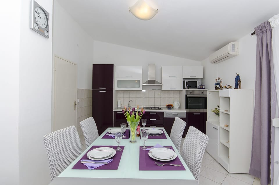 Private kitchen | Fridge, microwave, oven, stovetop