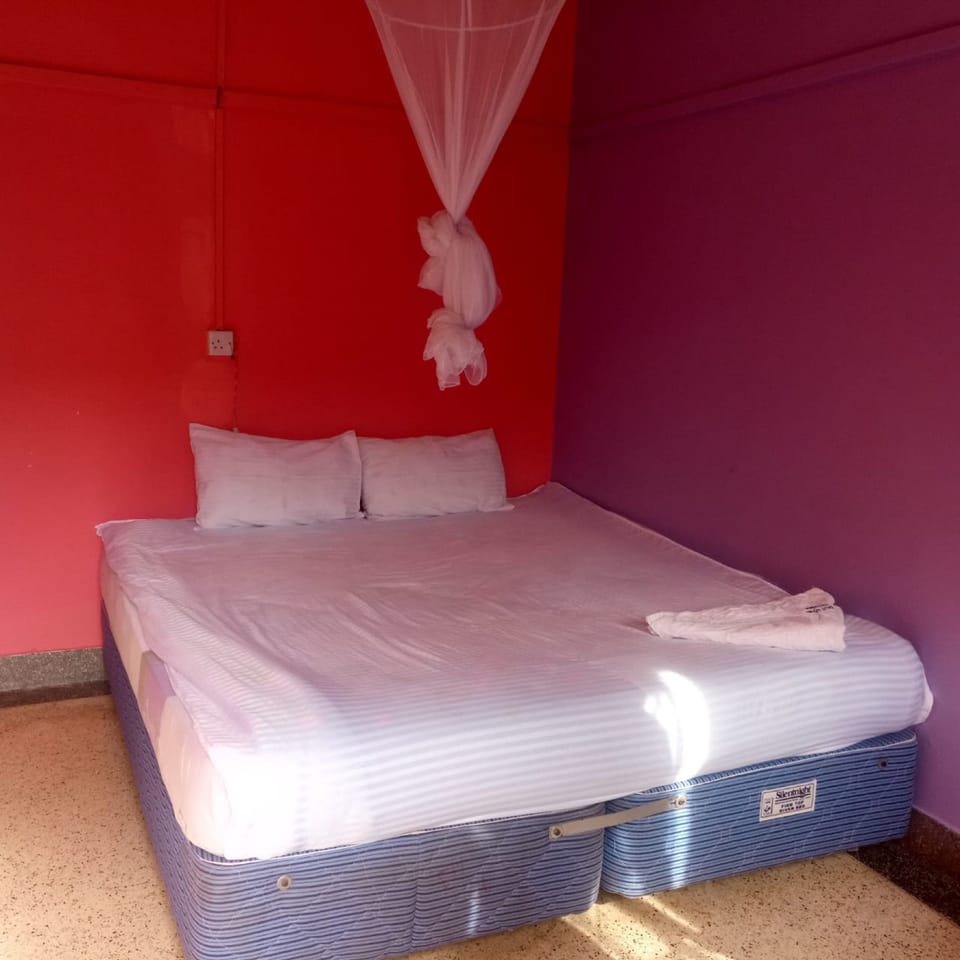Double Room | Desk, bed sheets