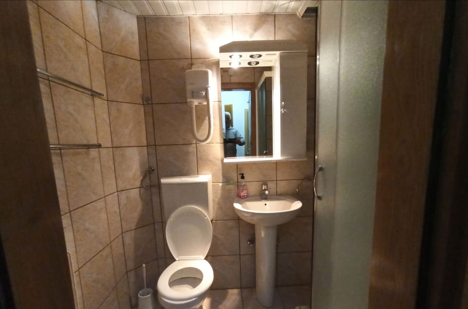 Exclusive Penthouse | Bathroom | Shower, rainfall showerhead, free toiletries, hair dryer