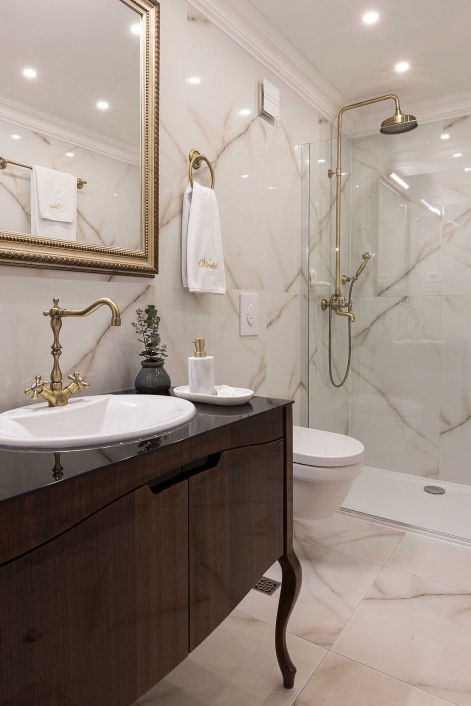 Double Room (Superior Double Room) | Bathroom | Shower, towels