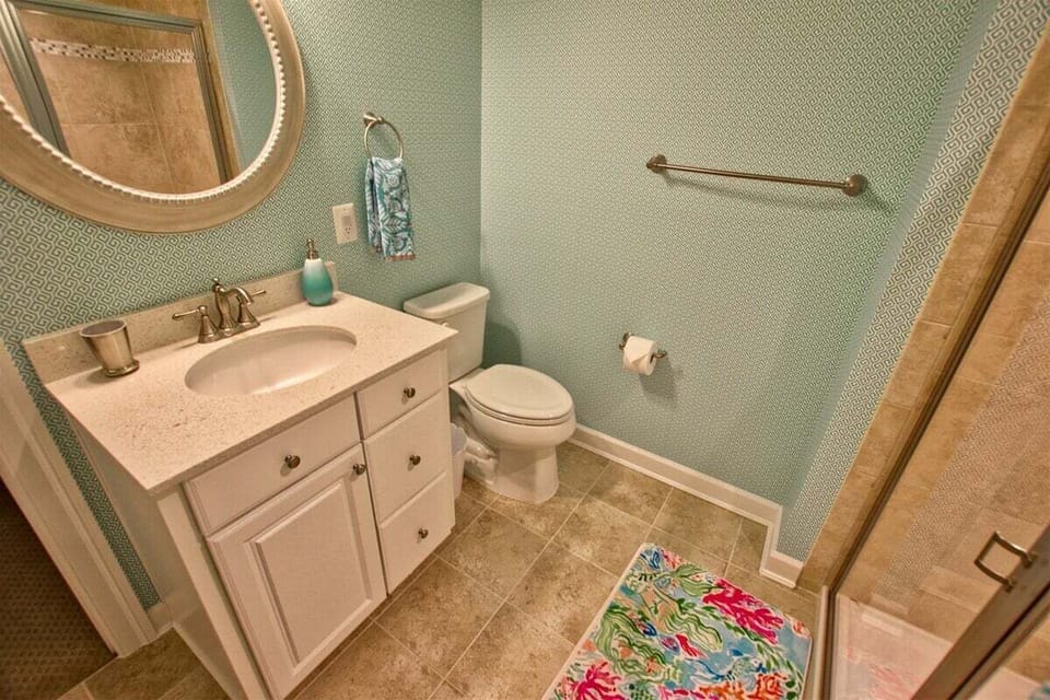 Top Floor Bathroom w Shower