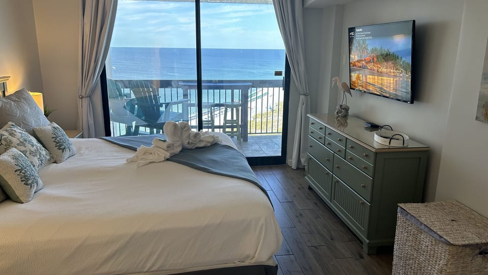 Master bedroon with king bed and the same amazing views. 