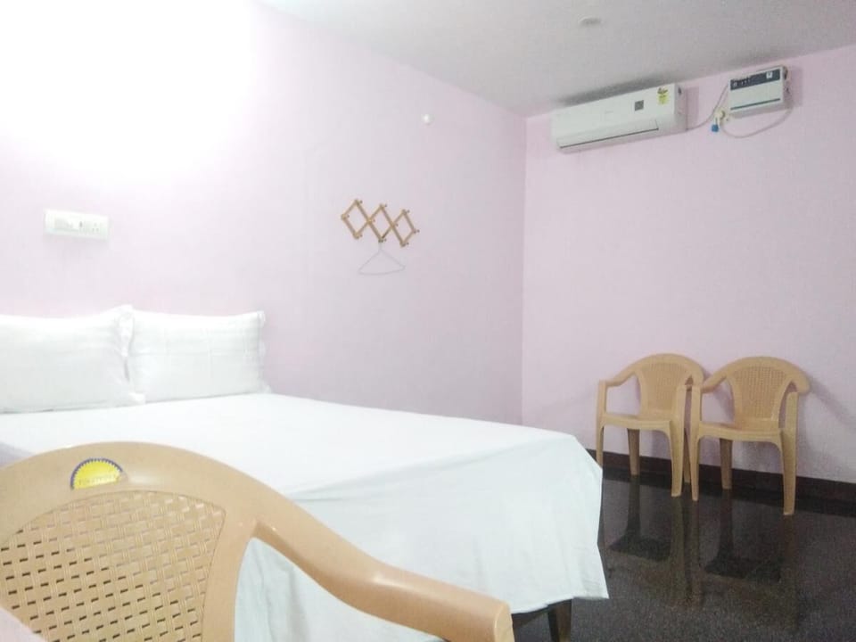 Deluxe Room | Blackout drapes, soundproofing, free WiFi, bed sheets