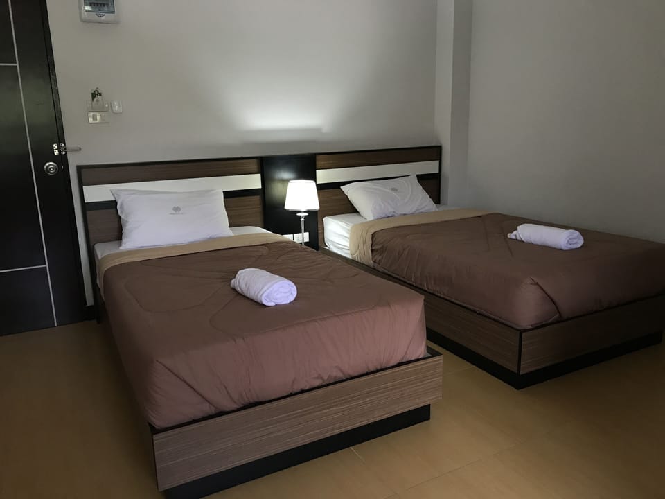 Deluxe Twin Room, Non Smoking | Desk, WiFi (free)
