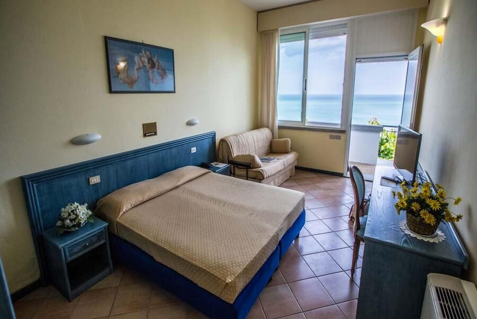 Junior Studio Suite | Minibar, in-room safe, desk, free cribs/infant beds