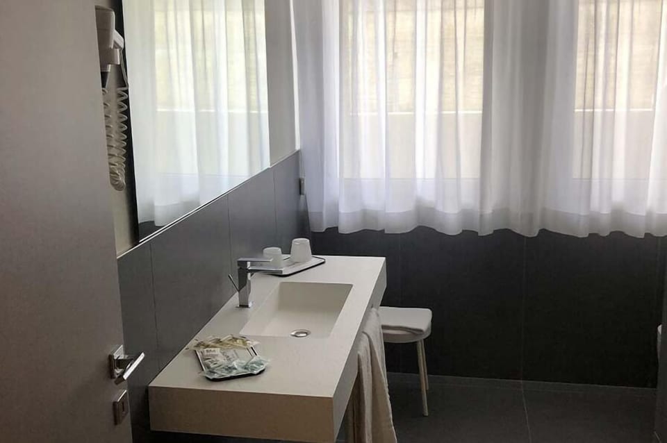 Bathroom sink