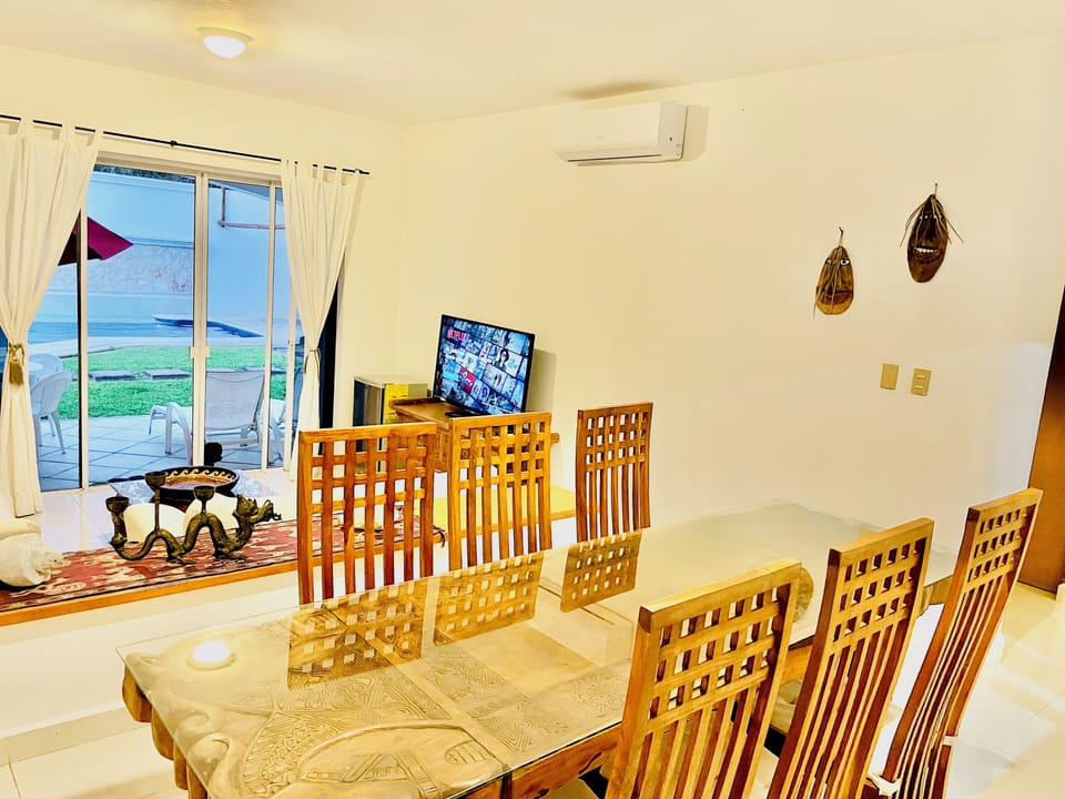 Room, 1 Bedroom, Patio, Garden View | Dining room