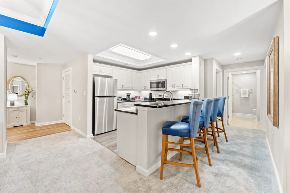 Breakfast Bar with seating for 4