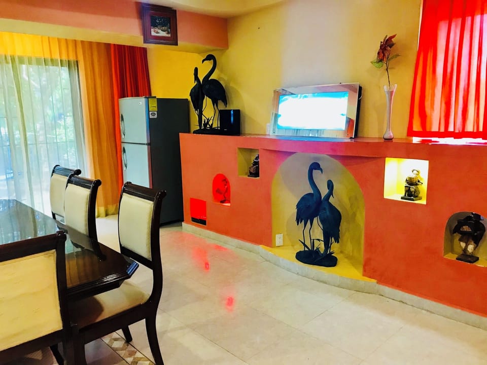 Room, 1 Bedroom, Smoking, Patio | Dining room