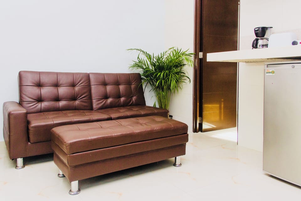 Room, 1 Bedroom, Smoking | Living area