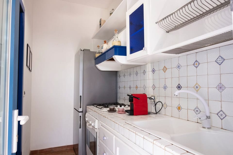 House, 2 Bedrooms | Private kitchen | Full-size fridge, oven, stovetop, electric kettle