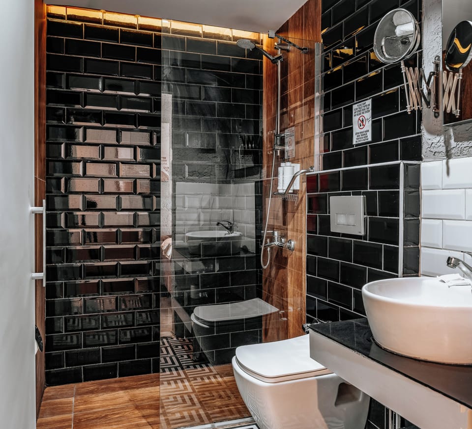 Deluxe Room, 1 King Bed (-1 Basement floor) | Bathroom | Hair dryer, slippers, towels, soap