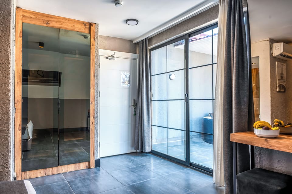 Luxury Room, 1 Bedroom, Jetted Tub | Egyptian cotton sheets, premium bedding, memory foam beds, minibar