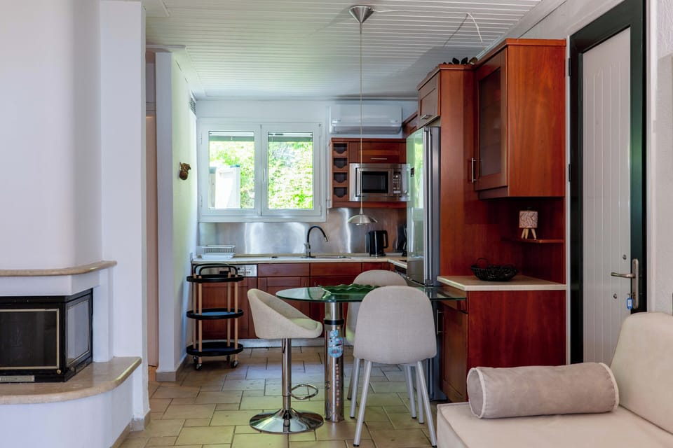 House, 2 Bedrooms, Smoking, Fireplace | Interior
