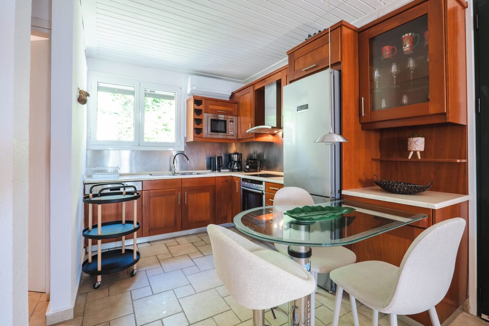 House, 2 Bedrooms, Smoking, Fireplace | Dining room