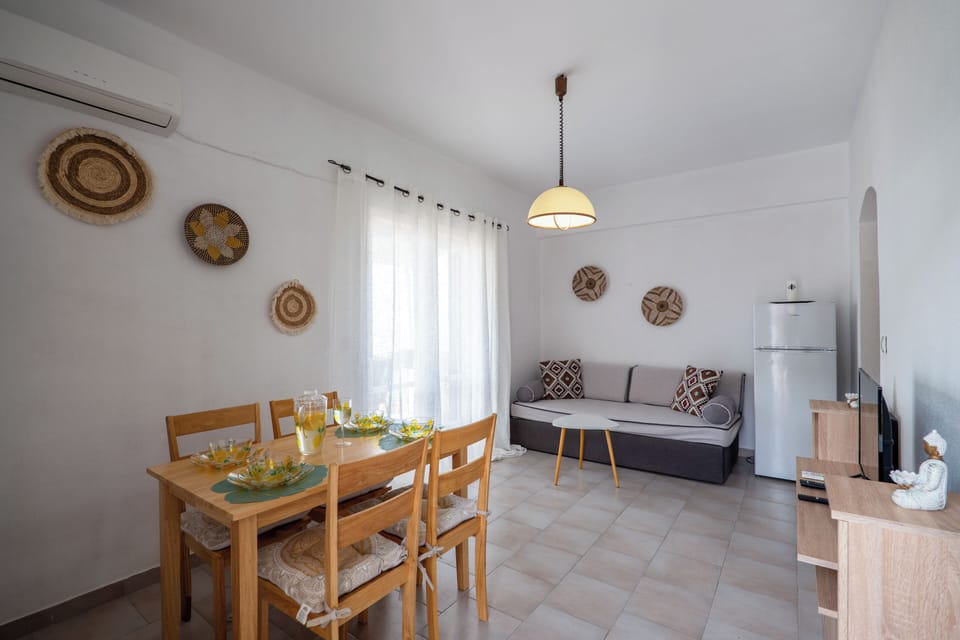 Apartment, 1 Bedroom, Balcony, Mountain View | Dining room