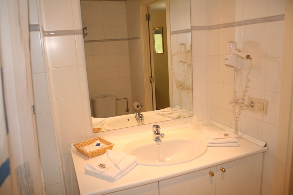 Bathtub, free toiletries, hair dryer, slippers