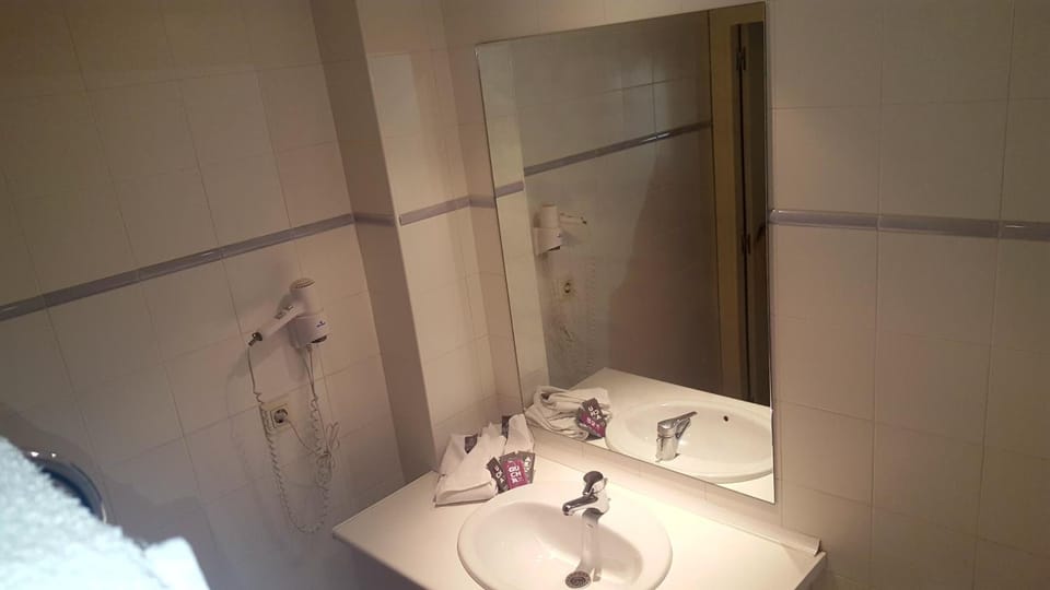 Bathtub, free toiletries, hair dryer, slippers