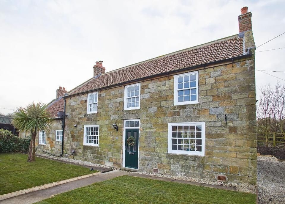 Middle Farmhouse, Lythe - Host & Stay