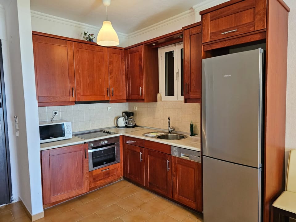 Apartment, 2 Bedrooms, Smoking, Garden View | Private kitchen