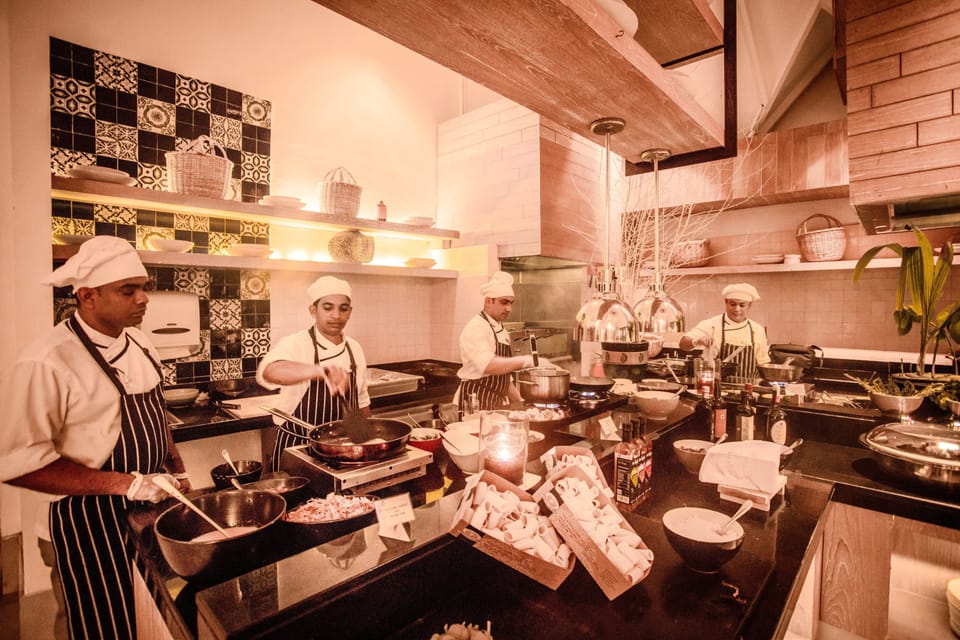 3 restaurants, lunch, dinner served; international cuisine
