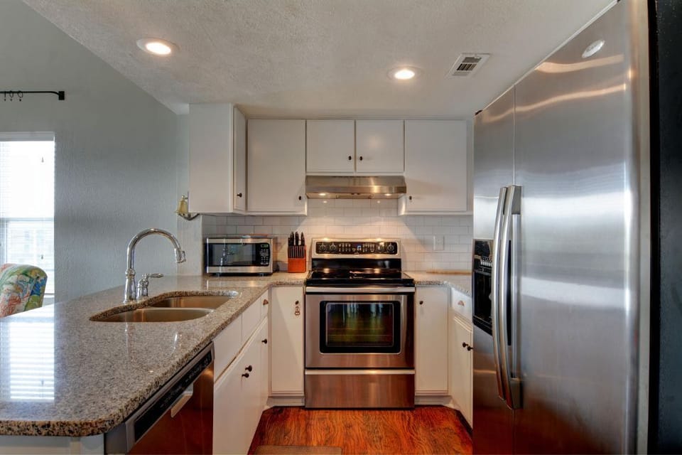 Kitchen (view 2)