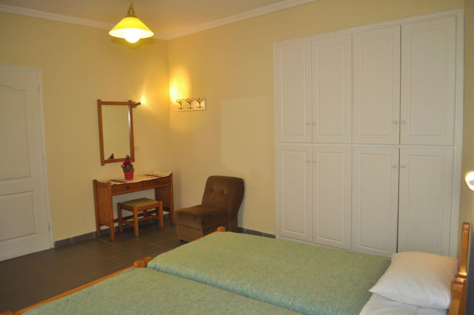 Holiday Studio Apartments "yannis" on the Beach of Agios Gordios in Corfu Apartment in Peloponnese, Western Greece and the Ionian