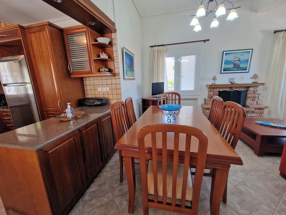 Villa, 4 Bedrooms, Balcony, Garden View | Dining room