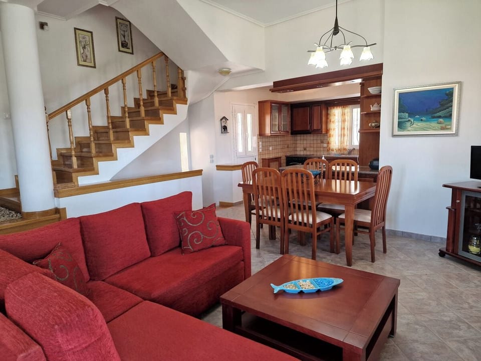 Villa, 4 Bedrooms, Balcony, Garden View | Living room | Books