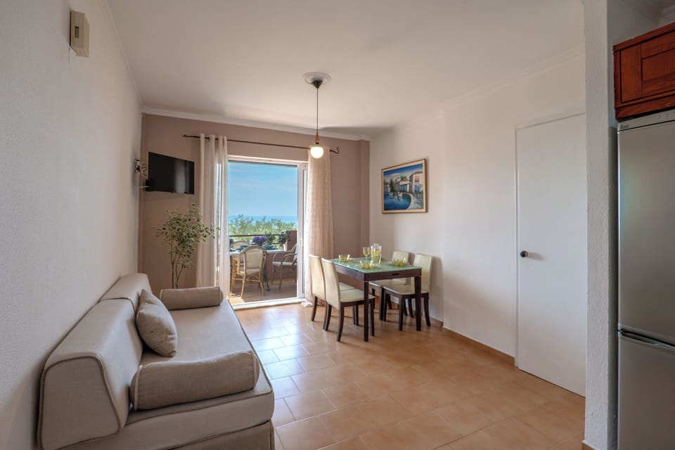 Apartment, 2 Bedrooms, Smoking, Balcony | Living room