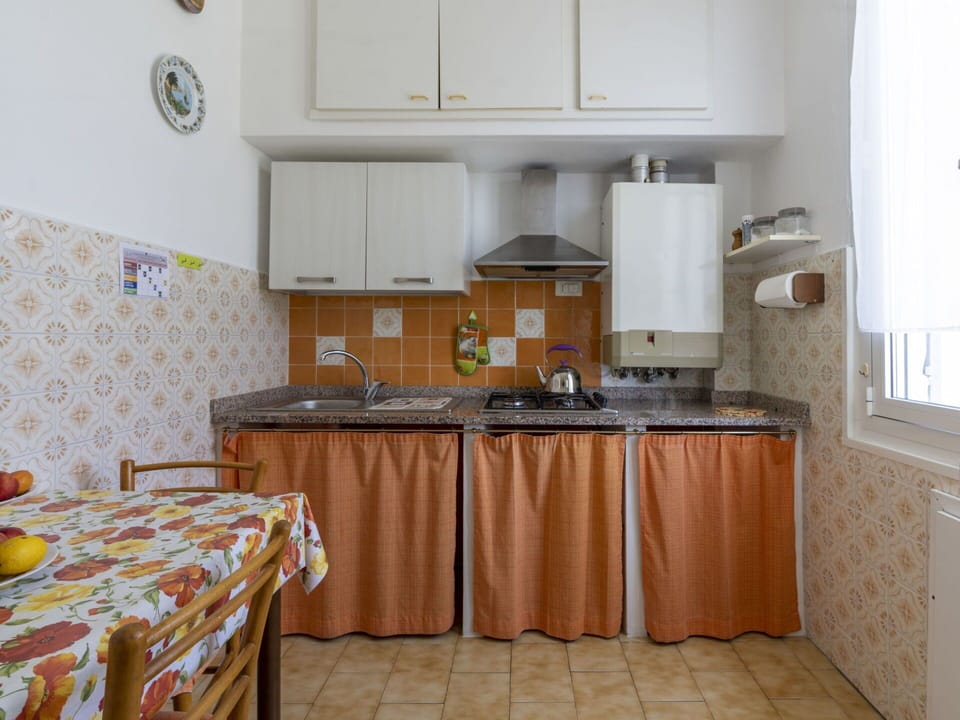Table, Furniture, Cabinetry, Countertop, Flooring, Floor, Wood, Building, Tablecloth, Hardwood