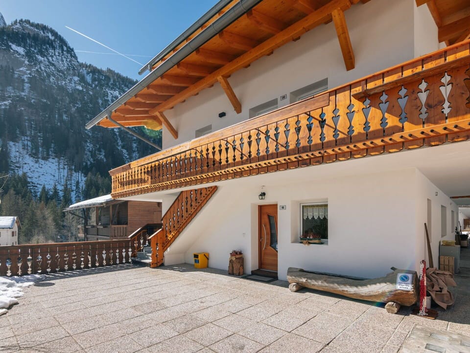 Wood, Balcony, Wood Stain, Porch, Handrail, Hardwood, Baluster, Daylighting, Lumber