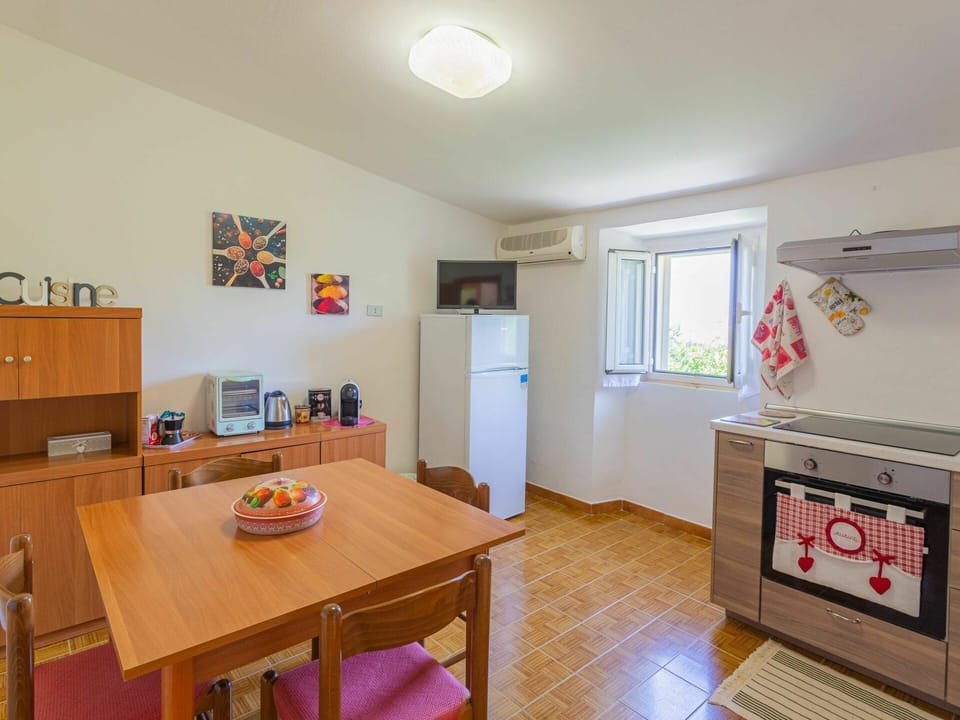 Table, Property, Furniture, Chair, Wood, Interior Design, Window, Flooring, Floor